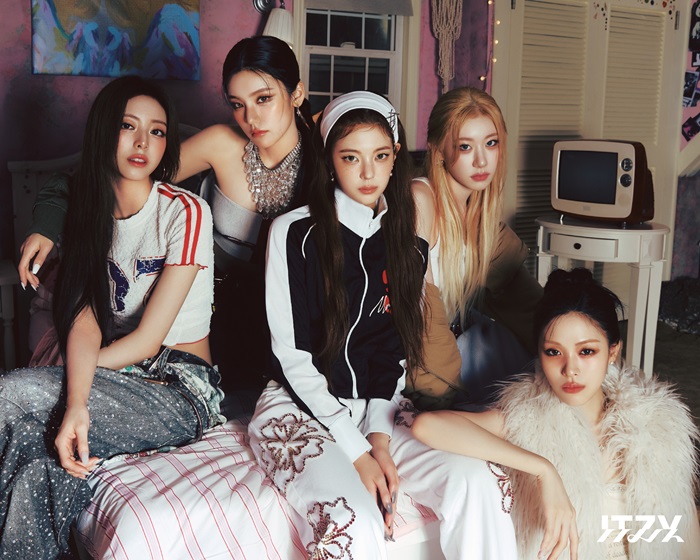 49242b3596c7432c976479d6d5a1441b-ITZY_GOLD_teaser_itzy_02_70020241014105245938.jpg