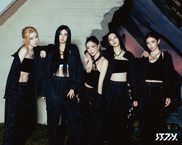 a29789f869ea473c8b1e456af25eff97-ITZY_GOLD_teaser_itzy_03_70020241014105305195.jpg