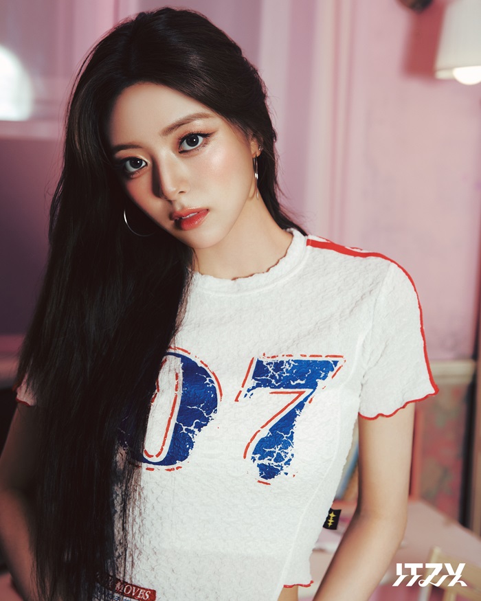 c33394f053c8421ea6b4ee09f86eb836-ITZY_GOLD_teaser_yuna_01_70020241015120742804.jpg